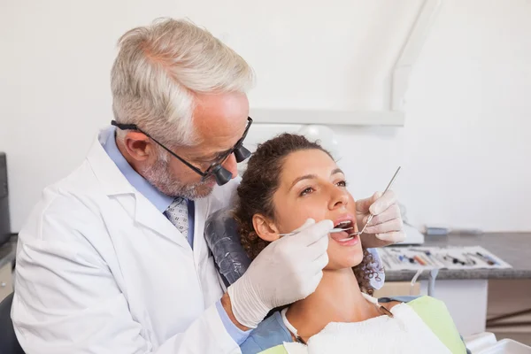 Dentista examinando um paciente dentes — Fotografia de Stock