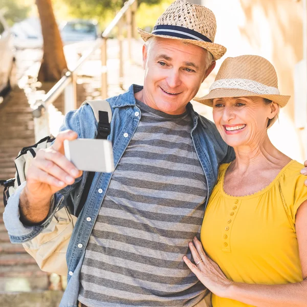 Happy mature couple taking a selfie together in the city — Stock Photo, Image