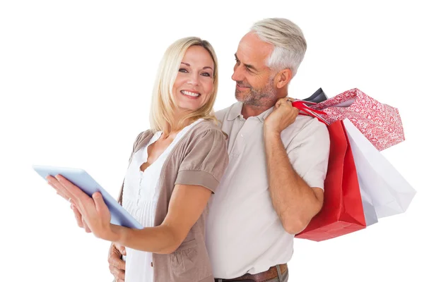 Lyckligt par håller shoppingväskor — Stockfoto