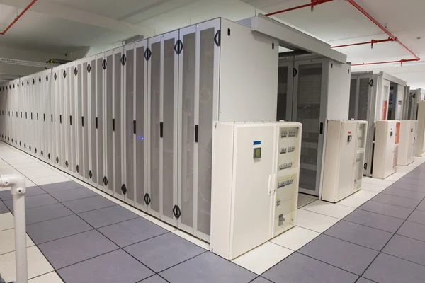 Пустой коридор серверных башен — стоковое фото