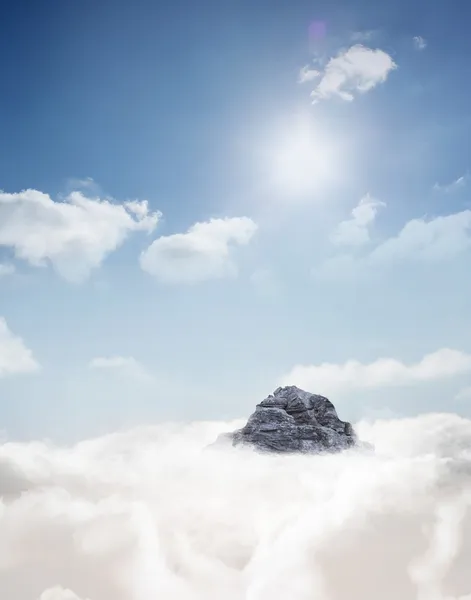 Pico de montaña a través de las nubes — Foto de Stock
