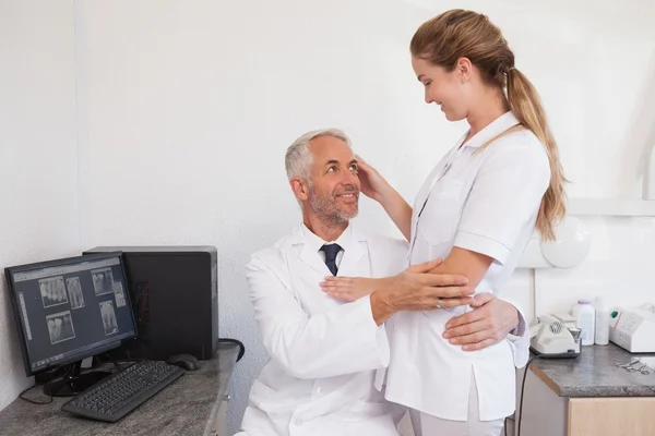 Geschäftsmann sitzt am Schreibtisch — Stockfoto