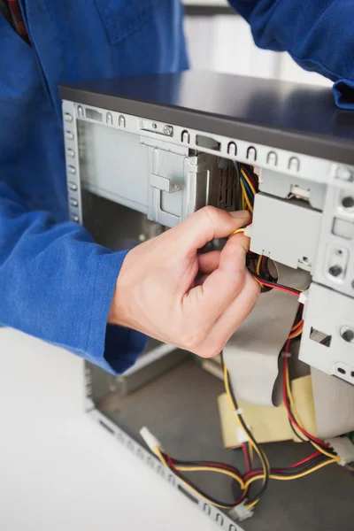 Computer ingenieur werken aan gebroken kabels — Stockfoto