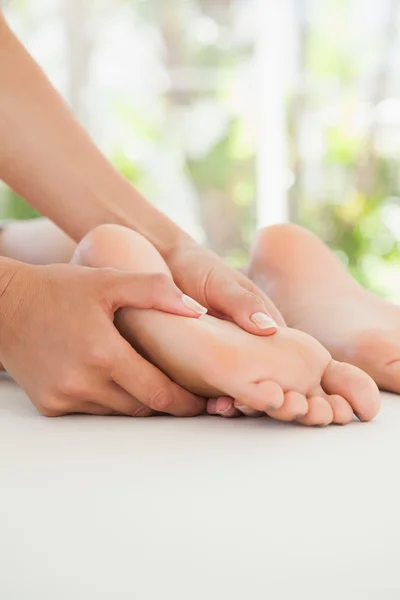 Mulher recebendo massagem nos pés — Fotografia de Stock