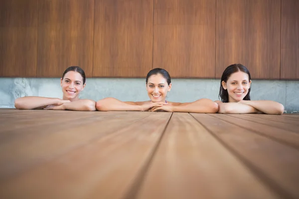 Mujeres jóvenes alegres en la piscina — Foto de Stock