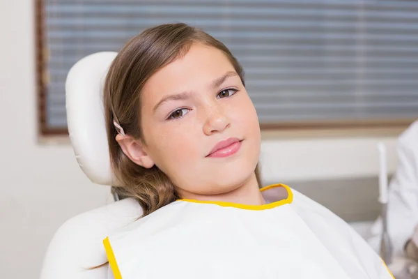 歯科医の椅子に座っている小さな女の子 — ストック写真