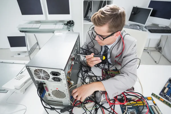 Computertechniker arbeitet an kaputter Konsole — Stockfoto