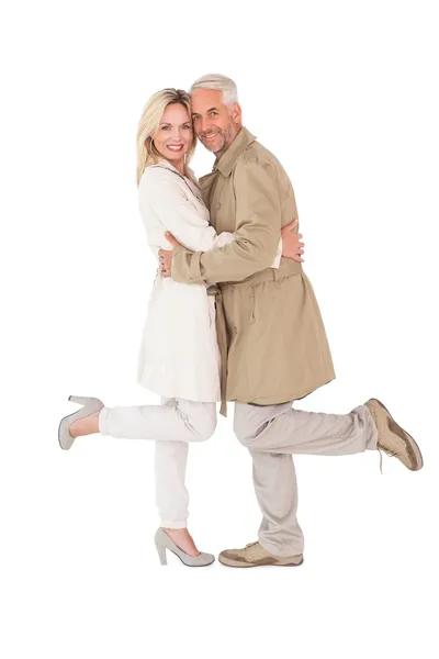 Couple heureux posant en trench coats — Photo