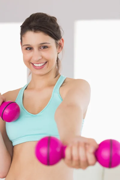 Fit Brünette mit rosa Hanteln — Stockfoto