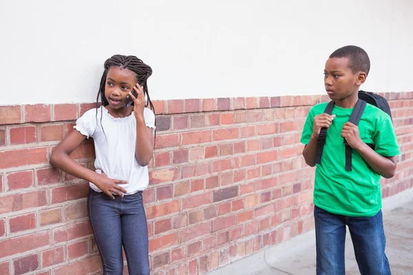 Pupil talking on her smartphone in hallway — Stock Photo, Image