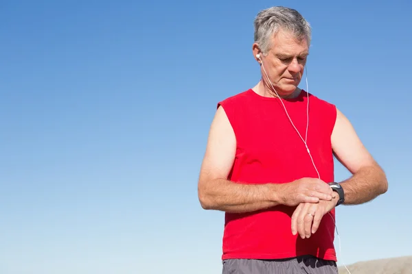 Aktiv senior man jogging på piren — Stockfoto