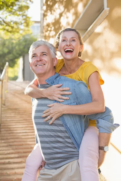 Šťastný starší pár baví ve městě — Stock fotografie