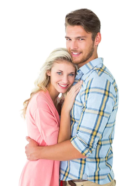 Casal atraente abraçando e sorrindo para a câmera — Fotografia de Stock