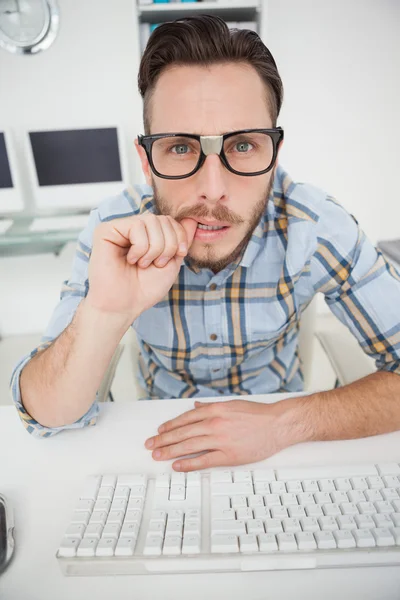 Puzzled nerdy businessman working on computer — Stock Photo, Image