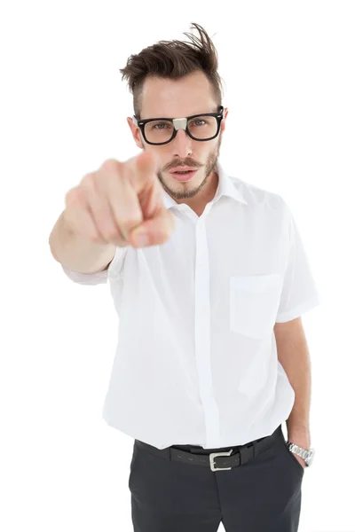 Homem de negócios nerd apontando para a câmera — Fotografia de Stock