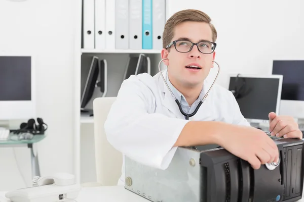 Computer engineer listening to console — Stock Photo, Image