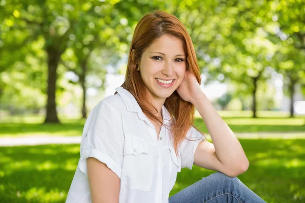 Ruiva relaxante no parque — Fotografia de Stock