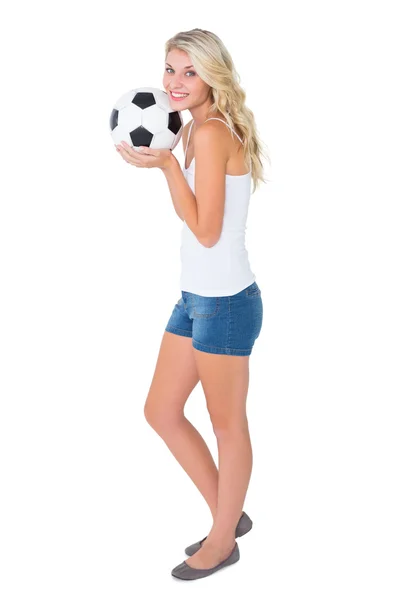 Śliczna blondynka kibica trzymając piłkę — Zdjęcie stockowe