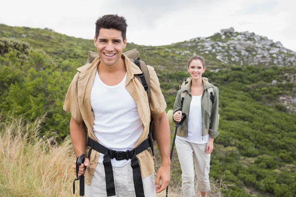 Paar lopen op berg terrein — Stockfoto