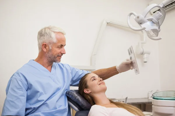 Tandläkare och assistent ler mot kameran — Stockfoto