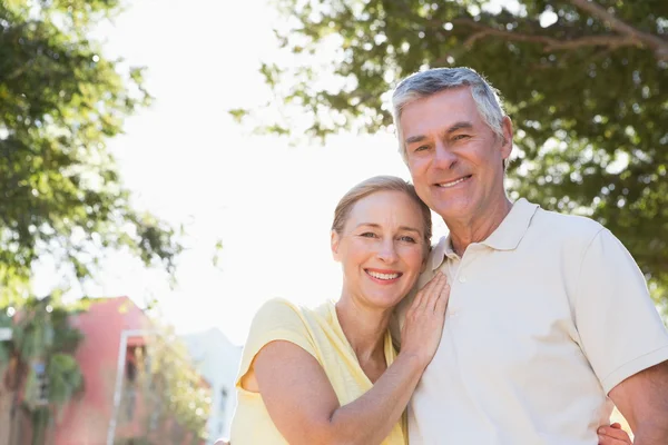 Lyckliga äldre par embracing i staden — Stockfoto