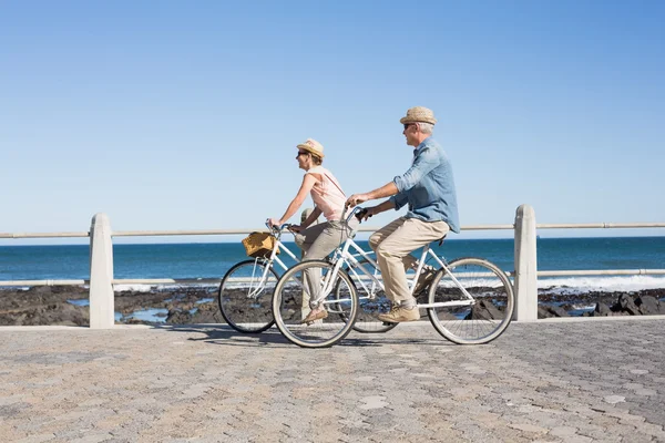 Feliz pareja casual yendo a dar un paseo en bicicleta en el muelle — Foto de Stock