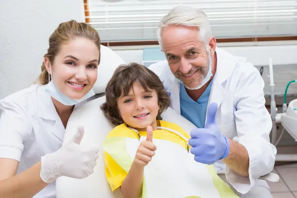 Pediatric dentist assistant and boy — Stock Photo, Image