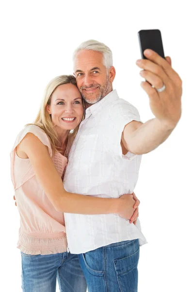 Casal feliz posando para uma selfie — Fotografia de Stock