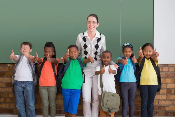 Pupils in classroom showing thumbs up — Stock Photo, Image