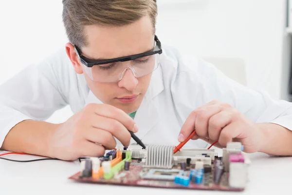 Technician working on broken cpu — Stock Photo, Image