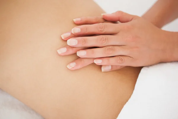 Mulher desfrutando de massagem nas costas — Fotografia de Stock