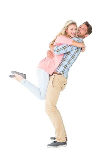 Красивый мужчина берет и обнимает свою девушку — стоковое фото