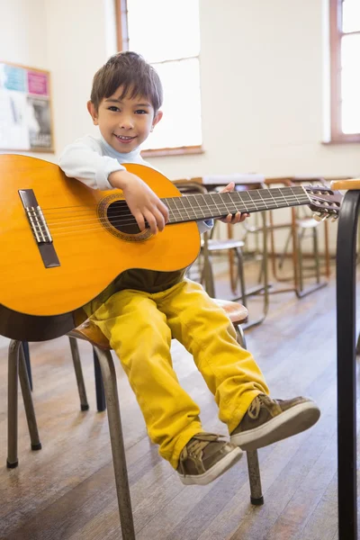 Eleven spela gitarr i klassrummet — Stockfoto