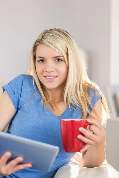 Piękna kobieta za pomocą cyfrowego tabletu podczas picia kawy — Zdjęcie stockowe