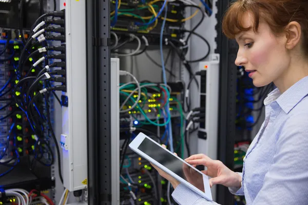 Técnico con tableta pc — Foto de Stock