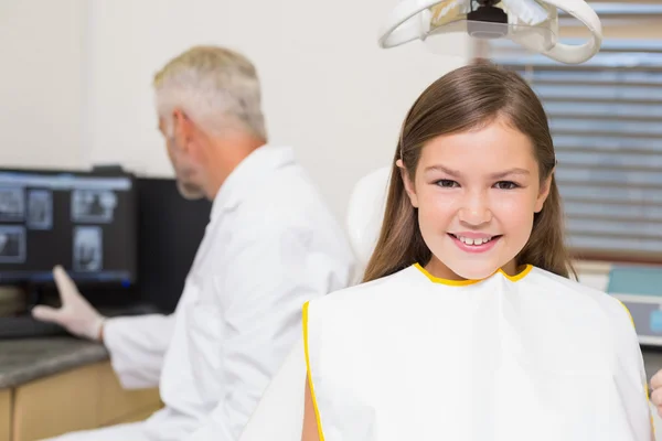 Sorridente sedia dentisti bambina — Foto Stock