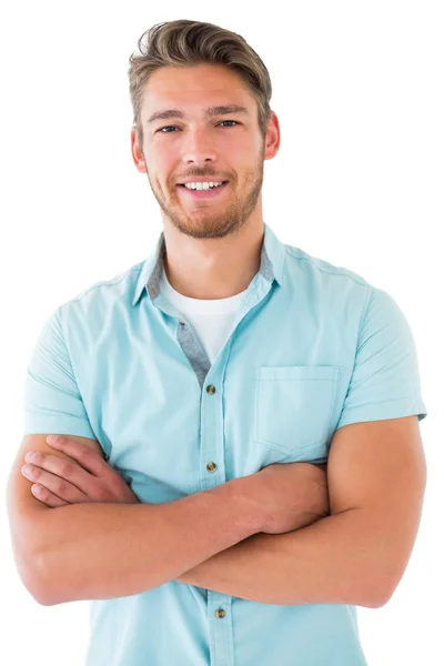 Schöner junger Mann posiert mit verschränkten Armen — Stockfoto