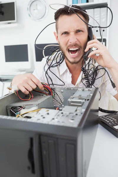 Ingeniero informático enojado haciendo una llamada — Foto de Stock