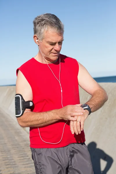 Aktivní starší muž zaběhat na molu — Stock fotografie
