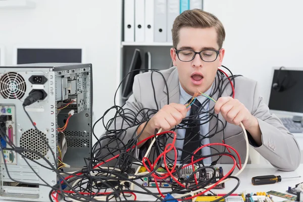 Computer engineer working on broken cables — Stock Photo, Image