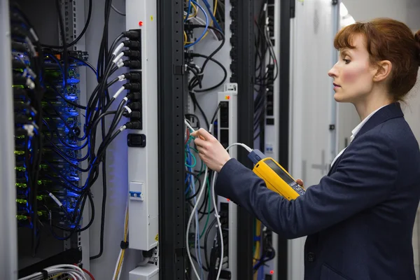 Tekniker med digital kabel analyzer — Stockfoto