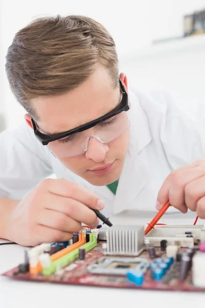 Technicus werken aan gebroken cpu — Stockfoto