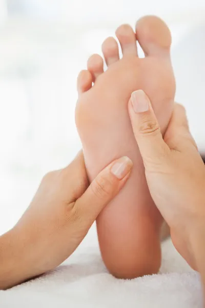 Жінка отримує масаж ніг — стокове фото