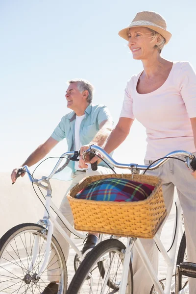 Feliz pareja de ancianos yendo a dar un paseo en bicicleta — Foto de Stock