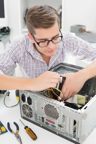 Jovem técnico trabalhando em computador quebrado — Fotografia de Stock