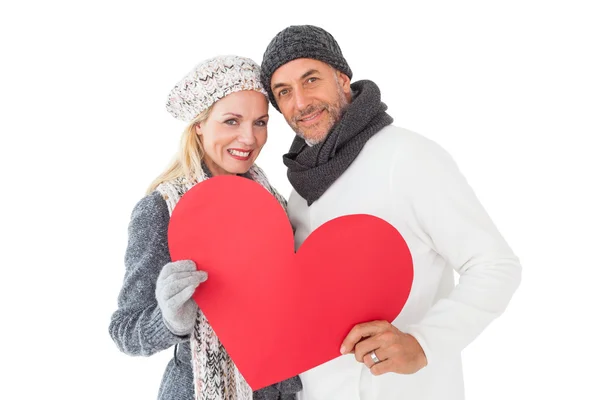 Casal sorridente na moda inverno posando com forma de coração — Fotografia de Stock