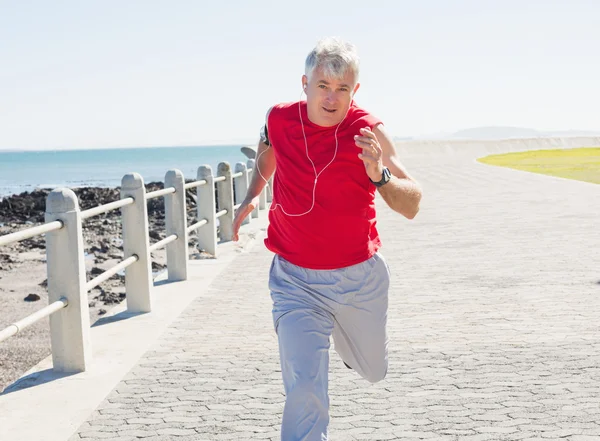 Adatto uomo maturo jogging sul molo — Foto Stock