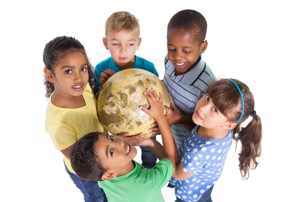 Bonito crianças em idade escolar segurando globo — Fotografia de Stock