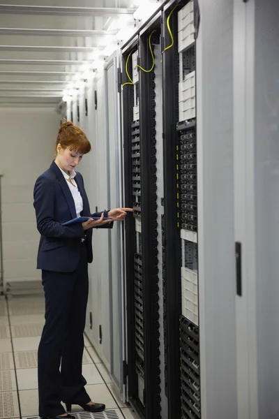 Techniker arbeitet auf Servern — Stockfoto