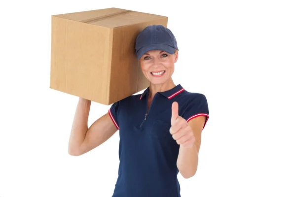 Feliz entrega mujer sosteniendo caja de cartón mostrando pulgares hacia arriba — Foto de Stock